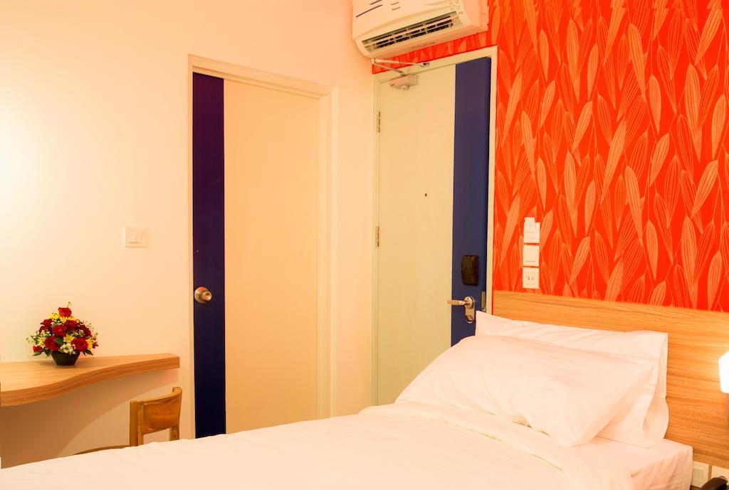 Demira Hotel Surabaya Habitación foto