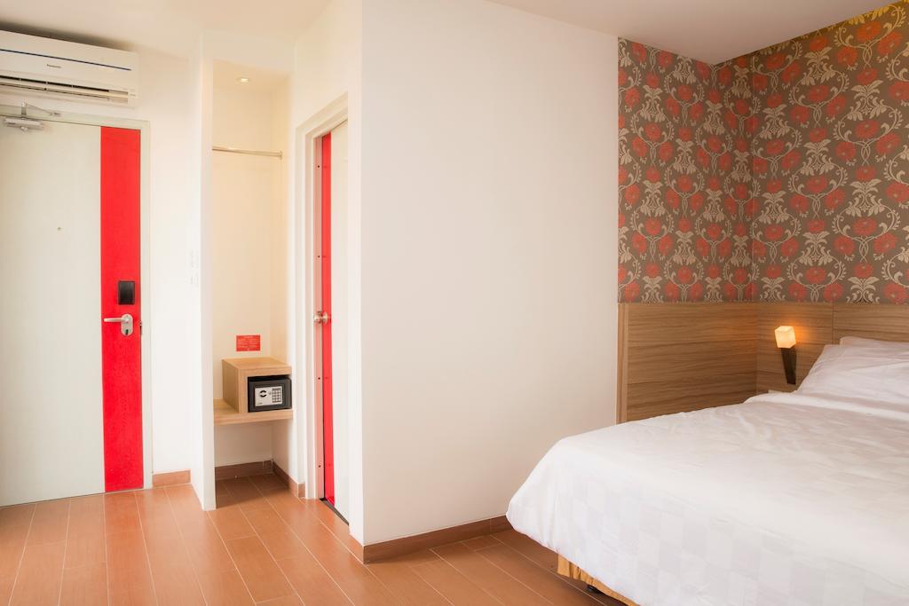 Demira Hotel Surabaya Habitación foto