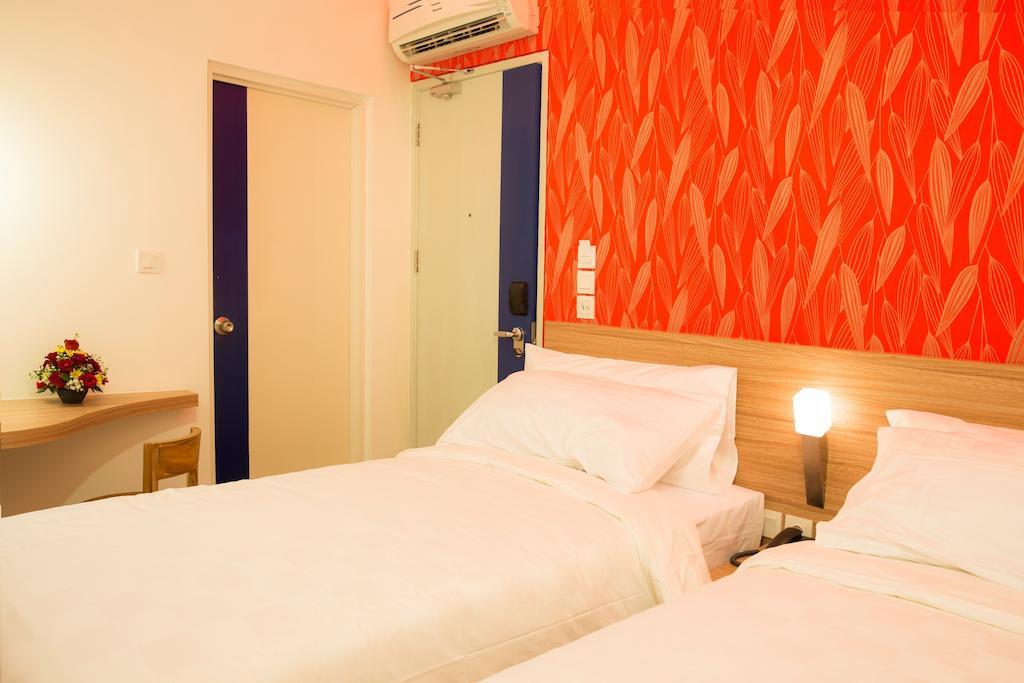 Demira Hotel Surabaya Habitación foto