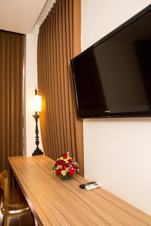 Demira Hotel Surabaya Habitación foto