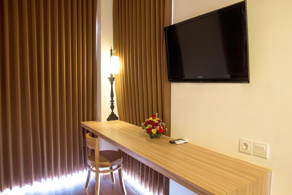 Demira Hotel Surabaya Habitación foto