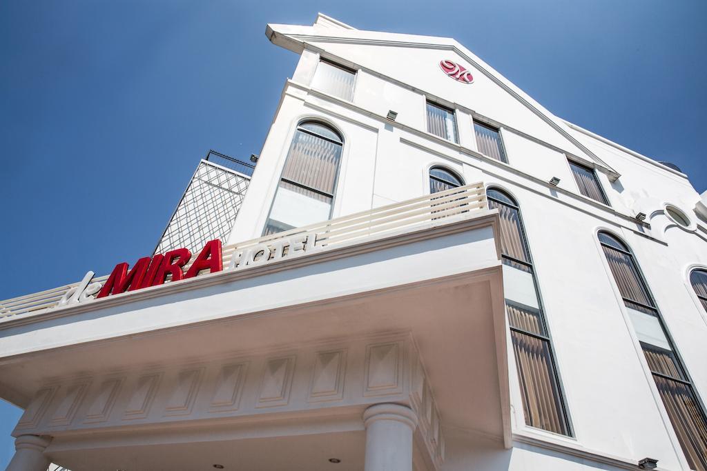 Demira Hotel Surabaya Exterior foto