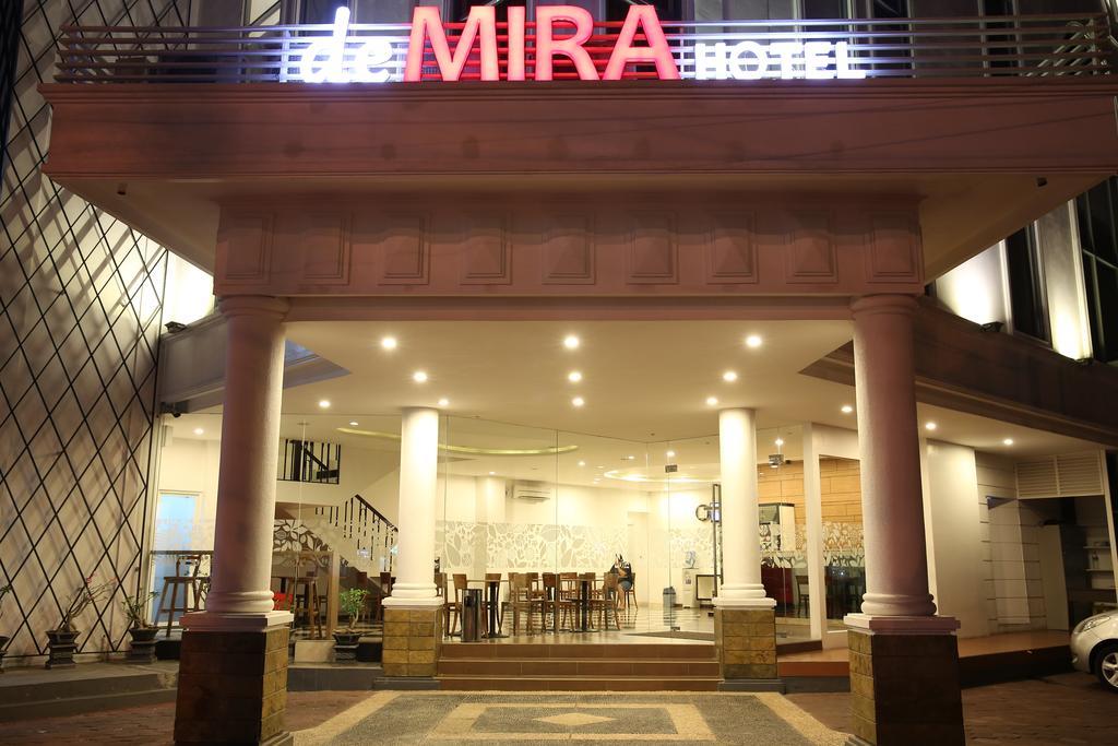 Demira Hotel Surabaya Exterior foto